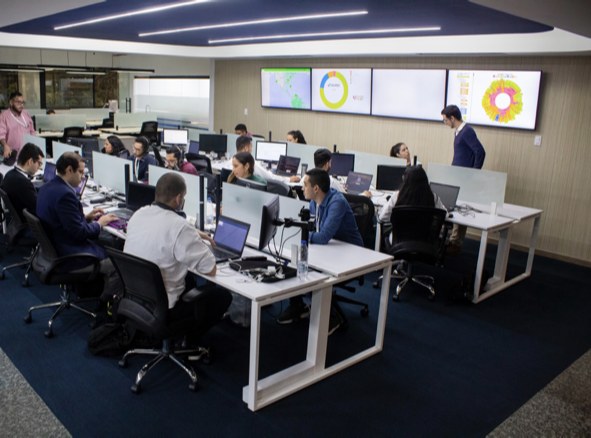 Centro de operaciones de Soutec con ingenieros monitoreando servicios 24/7