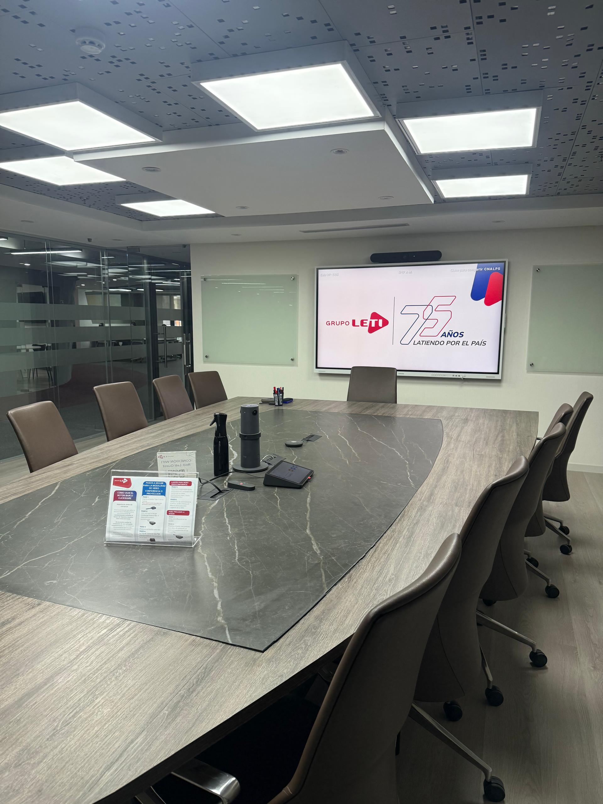 Sala de videoconferencia de Grupo Leti, con la pantalla al fondo de la mesa